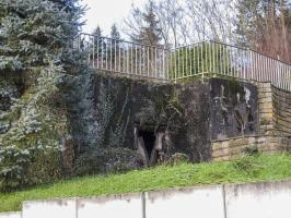 Ligne Maginot - BB382 - (Blockhaus pour arme infanterie) - La façade de tir.
Le créneau a été agrandi pour son usage civil.