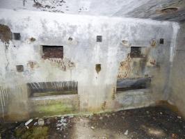 Ligne Maginot - BB77-E - LE LINHAT SUD - (Blockhaus pour arme infanterie) - Les deux emplacements de tir pour mitrailleuses, dont les créneaux sont maintenant enfouis dans le sol.