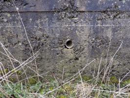 Ligne Maginot - 32B - RUISSEAU DE REVIGNY EST - (Blockhaus pour arme infanterie) - Face gauche détail; pour grenade ou cables?