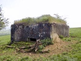 Ligne Maginot - CROIX DU SOLDAT - (Blockhaus pour canon) - Faces gauche avec le créneau et l'arrière avec l'entrée hommes
