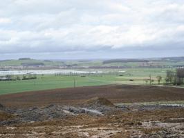 Ligne Maginot - BLANCHAMPAGNE - (Blockhaus pour canon) - Vue du sud vers A103 et A104 à l'arrière plan. Photos prise quelque mois après que le bloc soit détruit. On voit encore la terre sombre et retournée au première plan, à l'endroit du bloc.
