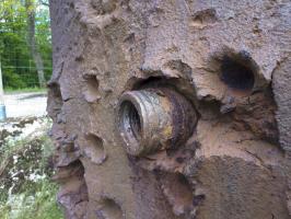 Ligne Maginot - BAMBESCH - A35 - (Ouvrage d'infanterie) - Bloc 2
Une ogive de 88 est fichée dans l'acier de la cloche