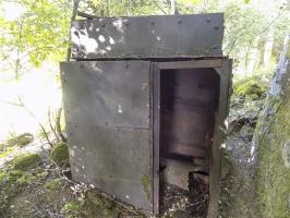 Ligne Maginot - GAILLARD - (Observatoire d'infanterie) - Guérite Prismatique - état initial
La porte dégondée gît au sol à 2 m en arrière, elle n'est pas visible sur ce cliché