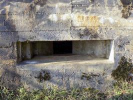 Ligne Maginot - 74 - RAVIN DE BRAVAUX - (Blockhaus pour arme infanterie) - Face frontale, créneau gauche