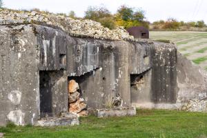 Ligne Maginot - BOVENBERG - BCA2 - (Casemate d'artillerie) - De gauche à droite : créneau d'observation, deux créneaux de 75 et cloche GFM