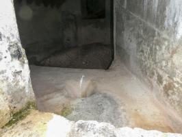 Ligne Maginot - LA COLETTA - (Blockhaus pour arme infanterie) - L'ouverture de droite ne semble pas être un créneau de tir, à l'intérieur on peut penser a une vasque avec évacuation.