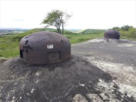 Ligne Maginot - EINSELING NORD - C72 - (Casemate d'infanterie) - Au printemps...
A gauche cloche GFM type A, à droite cloche GFM modifiée en type B