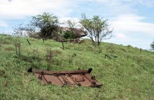 Ligne Maginot - EINSELING SUD - C73 - (Casemate d'infanterie - Simple) - Porte blindée de la casemate, expulsée en contrebas par l'explosion de la casemate.