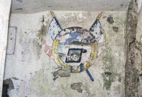 Ligne Maginot - QUATRE VENTS NORD - C74 - (Casemate d'infanterie - Simple) - Insigne près de l'entrée ouest