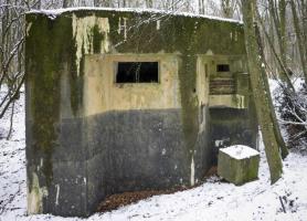 Ligne Maginot - BB374 - (Blockhaus pour canon) - La face avant.
Les créneaux pour mitrailleuse et canon antichar