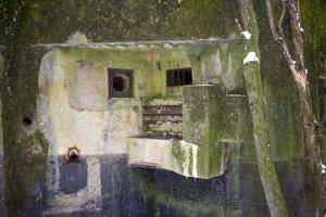 Ligne Maginot - BB374 - (Blockhaus pour canon) - Les créneaux pour mitrailleuse et FM avec la sortie du lance grenade