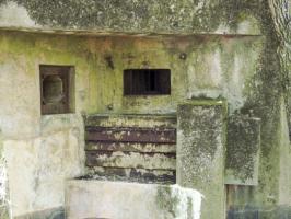 Ligne Maginot - BB374 - (Blockhaus pour canon) - Créneau pour mitrailleuse Hotchkiss et créneau pour FM.
Noter l'empilage de profilés sous le créneau
