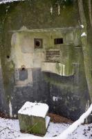 Ligne Maginot - BB374 - (Blockhaus pour canon) - Les créneax pour mitrailleuse et FM avec, couché dans la fouille en contrebas, ce qui aurait vraisemblablement servi de receptacle pour les douilles