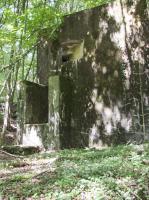 Ligne Maginot - BB374 - (Blockhaus pour canon) - Un accès direct à l'étage inférieur situé au niveau de la fouille non comblée laissant supposer qu'une extension ou qu'un accès par tranchée était prévu.