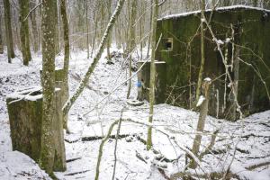 Ligne Maginot - BB374 - (Blockhaus pour canon) - Le blockhaus et le puits d'évacuation des eaux usées dans la fouille non comblée