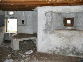Ligne Maginot - BB374 - (Blockhaus pour canon) - Le créneau FM, le support pour la mitrailleuse Hotchkiss et l'entrée du personnel