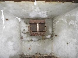 Ligne Maginot - BB374 - (Blockhaus pour canon) - Etage supérieur
Le créneau pour mitrailleuse.