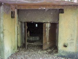 Ligne Maginot - BB43 - (Casemate d'infanterie) - L'accès de la pièce antichar. 
Cet accès était obturé par une porte  étanche et un rideau de rails de chemin de fer empilés glissés dans les rainures visibles sur cette photo