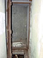 Ligne Maginot - BB43 - (Casemate d'infanterie) - Au fond, les toilettes et sur la droite l'entrée du blockhaus.