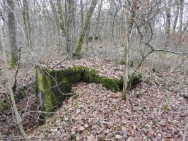 Ligne Maginot - BB42-C - (Blockhaus pour arme infanterie) - Le créneau de tir vers la droite. On voit le blockhaus Bb374 à l'arrière.
