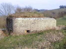 Ligne Maginot - 1B - VAUX LES MOUZON EST - (Blockhaus pour canon) - Face nord-ouest (créneau FM). Voir B9-B à droite, l'arrière plan.