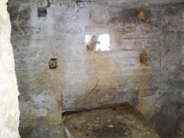 Ligne Maginot - 6B - LES NASSES EST - (Blockhaus pour arme infanterie) - Créneau de gauche. Support en béton pour mitrailleuse Hotchkiss.