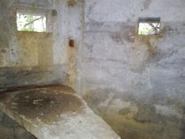 Ligne Maginot - 6B - LES NASSES EST - (Blockhaus pour arme infanterie) - Créneau central/frontal (support en béton pour mitrailleuse Hotchkiss) et créneau de droite (pour FM).