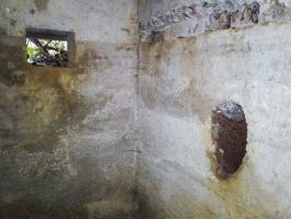 Ligne Maginot - 6B - LES NASSES EST - (Blockhaus pour arme infanterie) - Créneau de droite (pour FM) et l'une des deux goulottes.