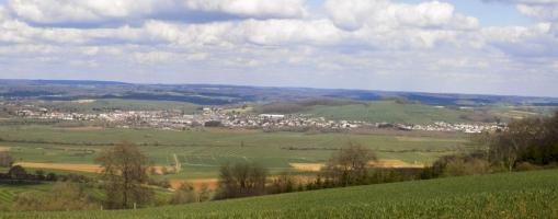 Ligne Maginot - 9B - LE CHENELET SUD - (Blockhaus pour arme infanterie) - Vue de la Vallée de la Chiers, nord-ouest à l'est.
Vers le nord on voit Carignan/Blagny