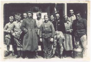 Ligne Maginot - EINSELING - (Casernement) - Baraquements légers - Ferme Ohlmuhle
De gauche à droite: Berissart - Delcroix - Bonneau - Crouzet - Vaillant - Grebert - Cochon - Herart - Lempereur - Levavasseur - Persent? - 1939