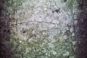 Ligne Maginot - BAUDSTUNDEN (1/156°RIF) - (PC de Quartier) - Seul le fronton était apparent en 1997. La gravure est exceptionnellement orientée à droite