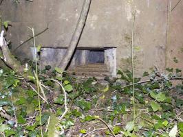Ligne Maginot - 10B - CHAMP FONTAINE - (Blockhaus pour arme infanterie) - Face frontale, créneau FM/Obs 