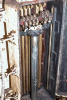 Ligne Maginot - LAUDREFANG - A37 - (Ouvrage d'infanterie) - Bloc 2
Tourelle de mitrailleuses
Boite de connexion électrique, la lumière et le téléphone. Ils permettent de transmettre l'énergie lorsque la tourelle monte et descend.