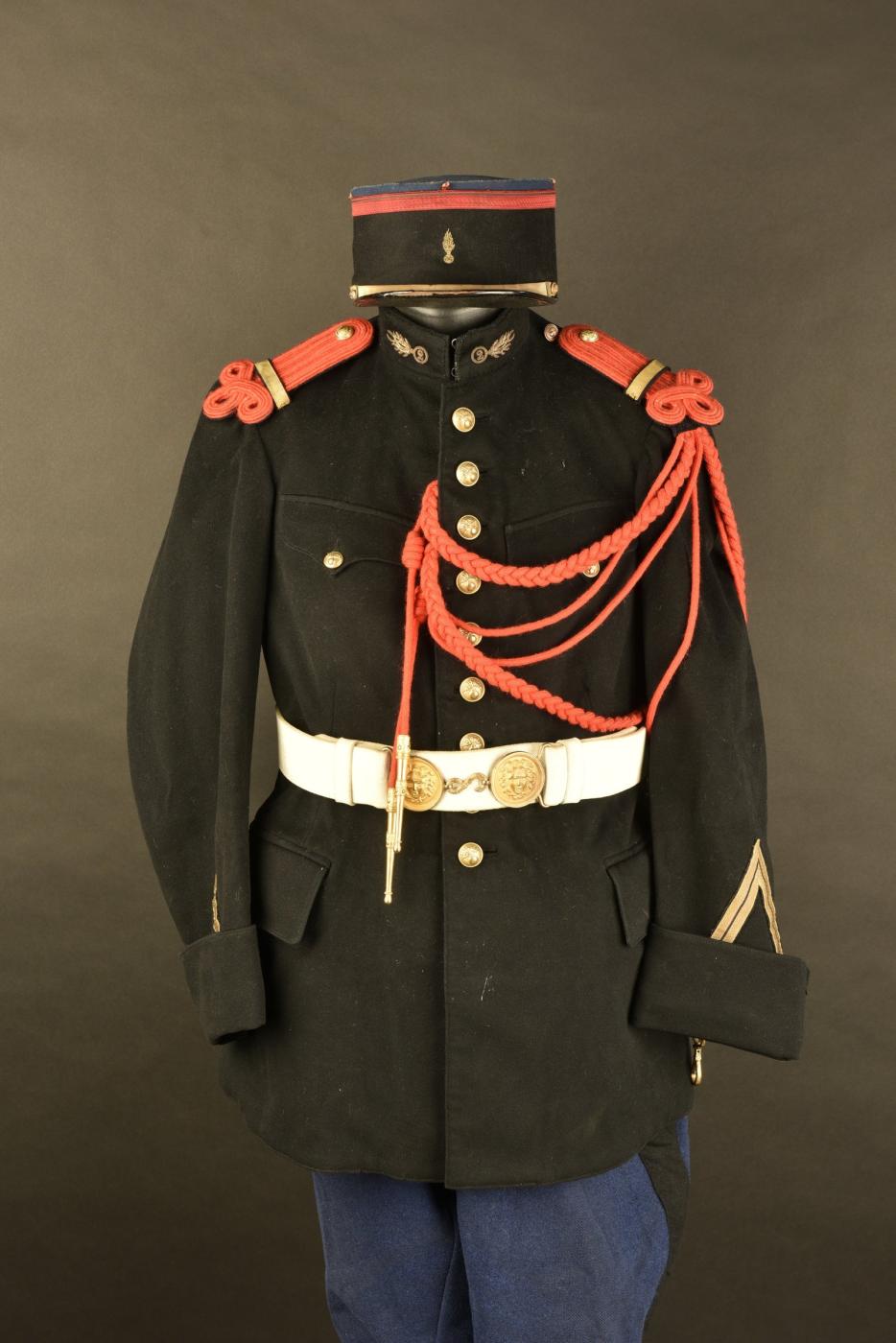 Ligne Maginot - Garde Républicaine Mobile (GRM) - Grande tenue de garde 
On notera le liseré rouge du képi, particularité de la GRM la différenciant des la gendarmerie départementale dont le képi est orné d'un liseré blanc
