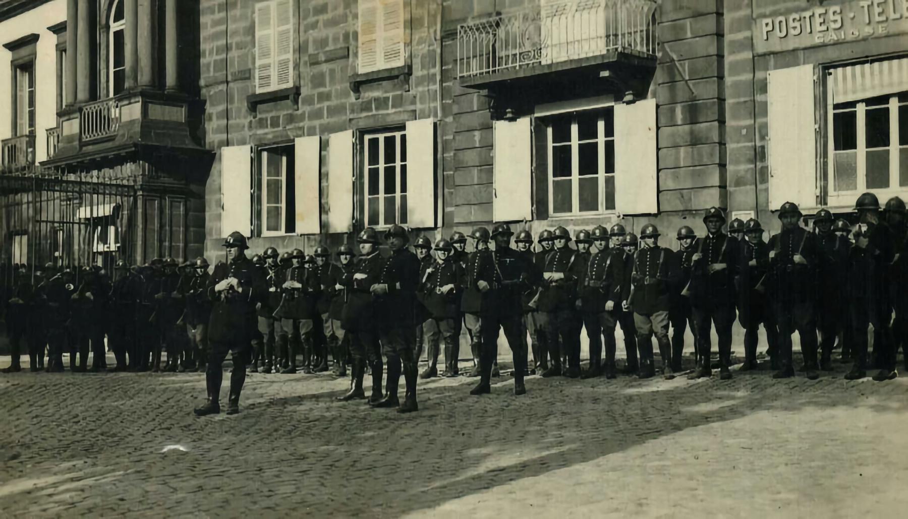 Ligne Maginot - Garde Républicaine Mobile (GRM) - La  7° compagnie de GRM  à Moulins devant la mairie.
