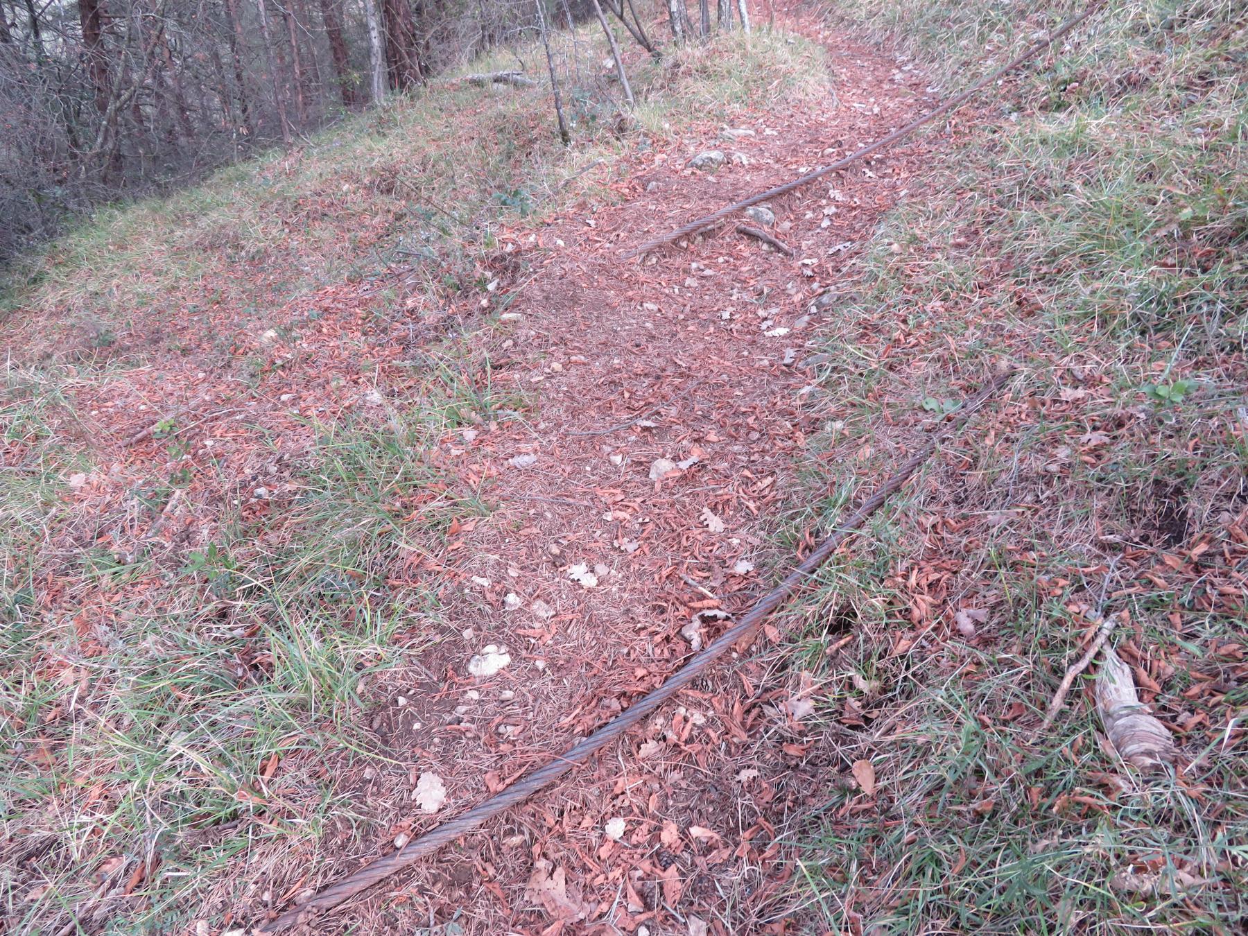 Ligne Maginot - MONT AGEL (STATION BASSE DU TéLéPHéRIQUE) - (Téléphérique ( Recette)) - Restes des câbles du téléphérique sur le chemin de randonnée parallèle au fort côté ouest au point : N43° 46.519' E7° 24.939' - RICBON Franck