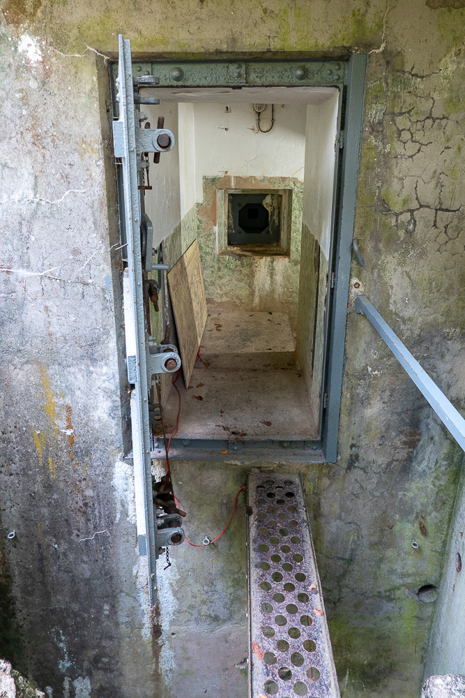 Ligne Maginot - CHENES BRULES - O4 - (Observatoire d'artillerie) - Entrée
Noter le créneau intérieur de défense dans l'axe de l'entrée - Michel Teiten