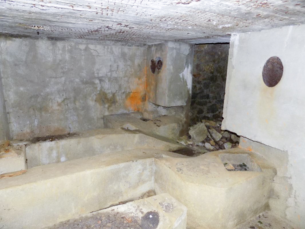 Ligne Maginot - 28A - RIMONNEAU - (Blockhaus pour canon) - Face droite et l'entrée - R Tucker