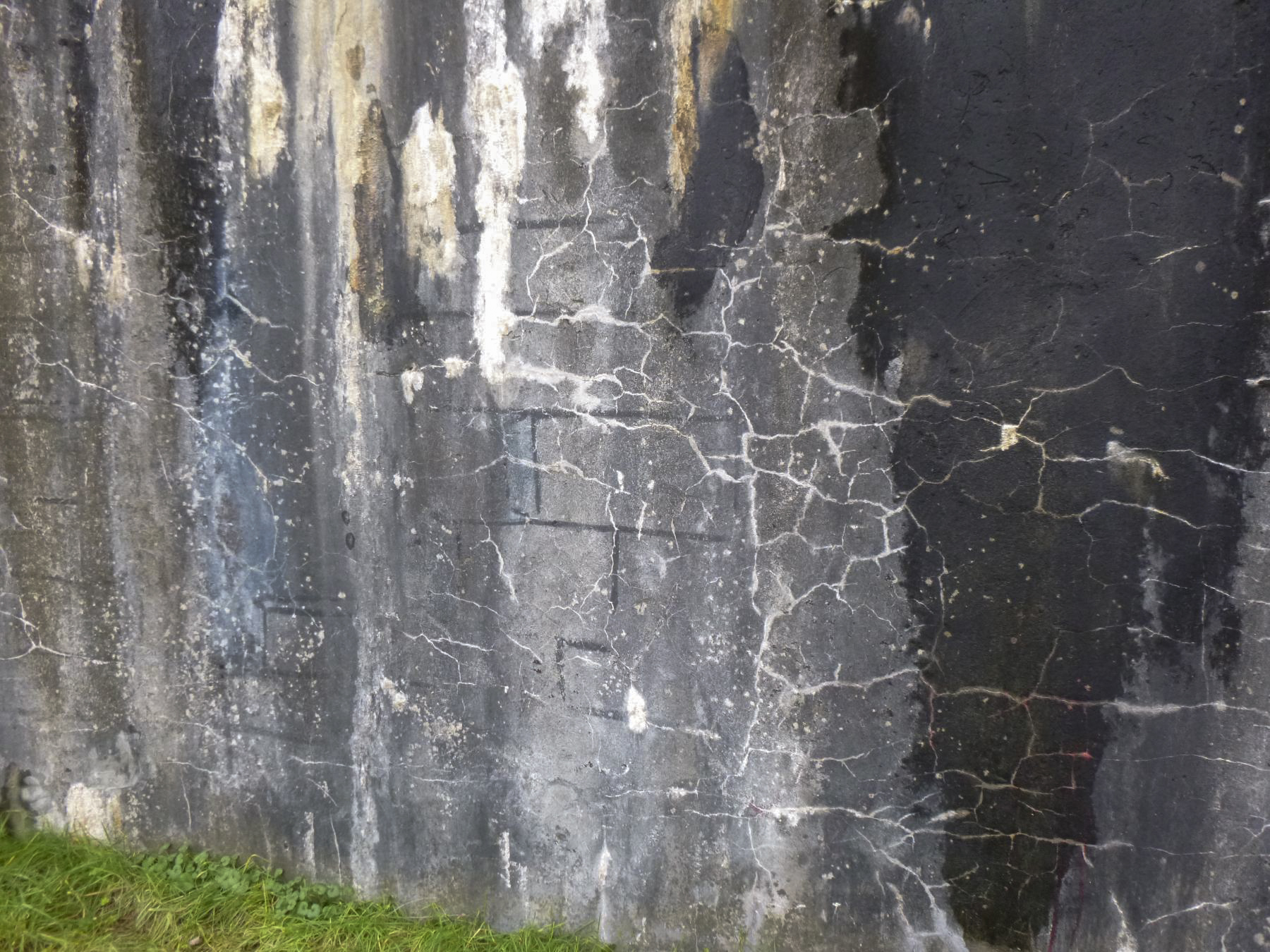 Ligne Maginot - DAMBACH EGLISE - (Blockhaus pour arme infanterie) - Traces d'un camouflage imitation mur de brique sur la partie est de la casemate - J.luc