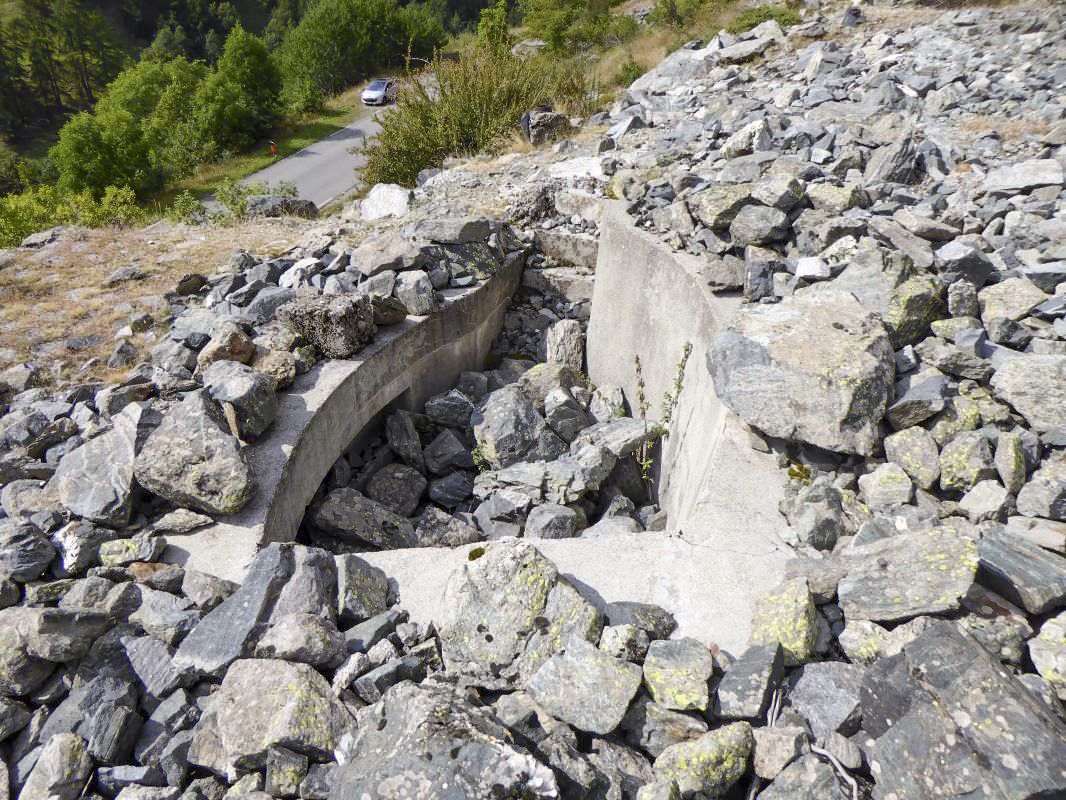 Ligne Maginot - LE PRA (LP)  - (AVANT POSTE) - (Ouvrage d'infanterie) - Emplacement pour mortier sur les dessus du bloc 2
Celui-ci est en partie recouvert, comme l'ouvrage lui-même, par des rochers tombant de la montagne