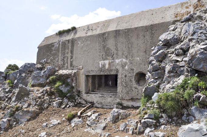 Ligne Maginot - CONCHETAS - CONQUET (OC) - (Ouvrage d'infanterie) - Bloc 6
Créneau mitrailleuse flanquant en direction du vallon du Boréon