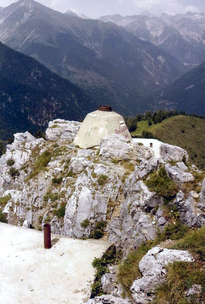 Ligne Maginot - CONCHETAS - CONQUET (OC) - (Ouvrage d'infanterie) - Blocs 5 au premier plan, bloc 4, l'observatoire et bloc 3.
A l'arrière plan le vallon du Boréon, territoire italien à l'epoque. - Jean-Bernard Wahl