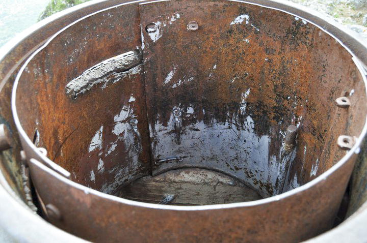 Ligne Maginot - CONCHETAS - CONQUET (OC) - (Ouvrage d'infanterie) - Bloc 4
Vue rapproché de la partie restante de la cloche d'observation Saint Jacques spécifiquement conçue  pour les avant postes.
Le doublage amovible est resté en place