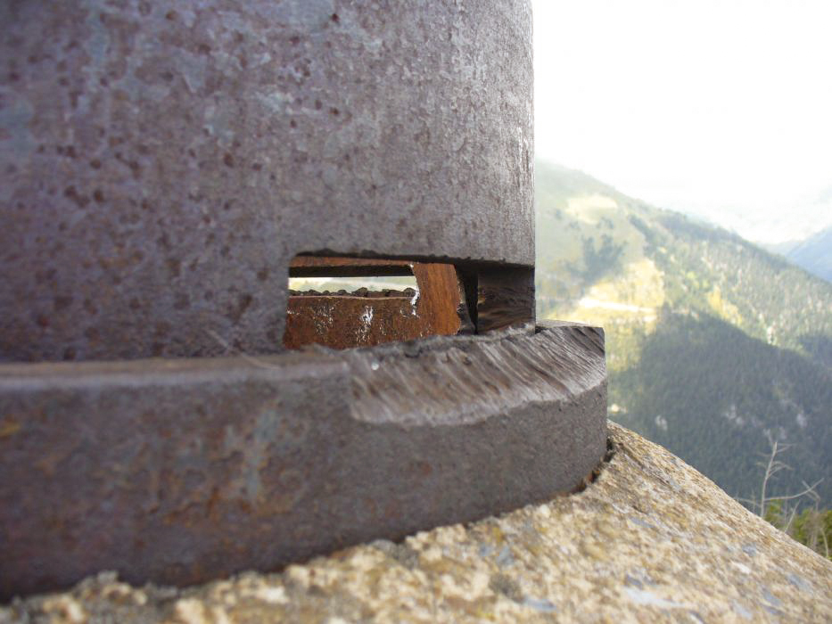 Ligne Maginot - Avant-poste de CONCHETAS - CONQUET (OC) - Bloc 4
La cloche d'observation avec l'un des créneaux usiné de façon 'artisanale' afin d'augmenter son champ de vision
