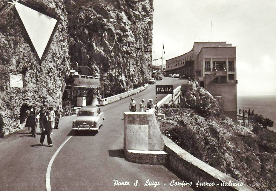 Ligne Maginot - PONT SAINT LOUIS (BARRAGE RAPIDE) - (Blockhaus pour canon) - Le plot de verrouillage de la barriére
Photo prise dans les années 50 avant sa destruction lors de l'élargissement de la route. La barrière existe toujours, murée dans son logement