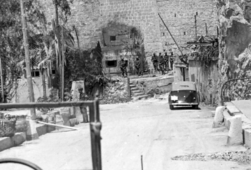 Ligne Maginot - PONT SAINT LOUIS (BARRAGE RAPIDE) - (Blockhaus pour canon) - Photo prise en juillet 1940 ; la barriére  antichar est rentrée  et la façade  porte les inscriptions laissées par  l'armée  italienne