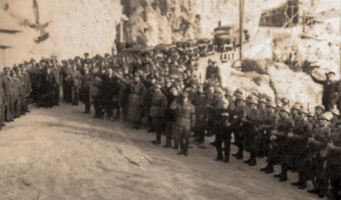 Ligne Maginot - PONT SAINT LOUIS (BARRAGE RAPIDE) - (Blockhaus pour canon) - Les différentes troupes. Au fond le bâtiment des douanes italiennes en construction