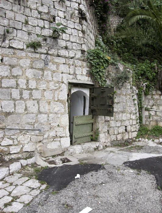 Ligne Maginot - PONT SAINT LOUIS (BARRAGE RAPIDE) - (Blockhaus pour canon) - La porte d'entrée ne peut plus être refermée suite à un mouvement de terrain
2014