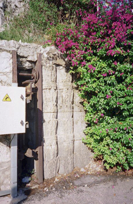 Ligne Maginot - PONT SAINT LOUIS (BARRAGE RAPIDE) - (Blockhaus pour canon) - La barriére
Sur la gauche du logement de la barriére, on peut voir les vestiges du début de la construction d'un monument à la gloire de l'Italie vainqueur dont la base était faite de faisceaux romains. Ce monument qui devait être gigantesque n'a jamais été achevé