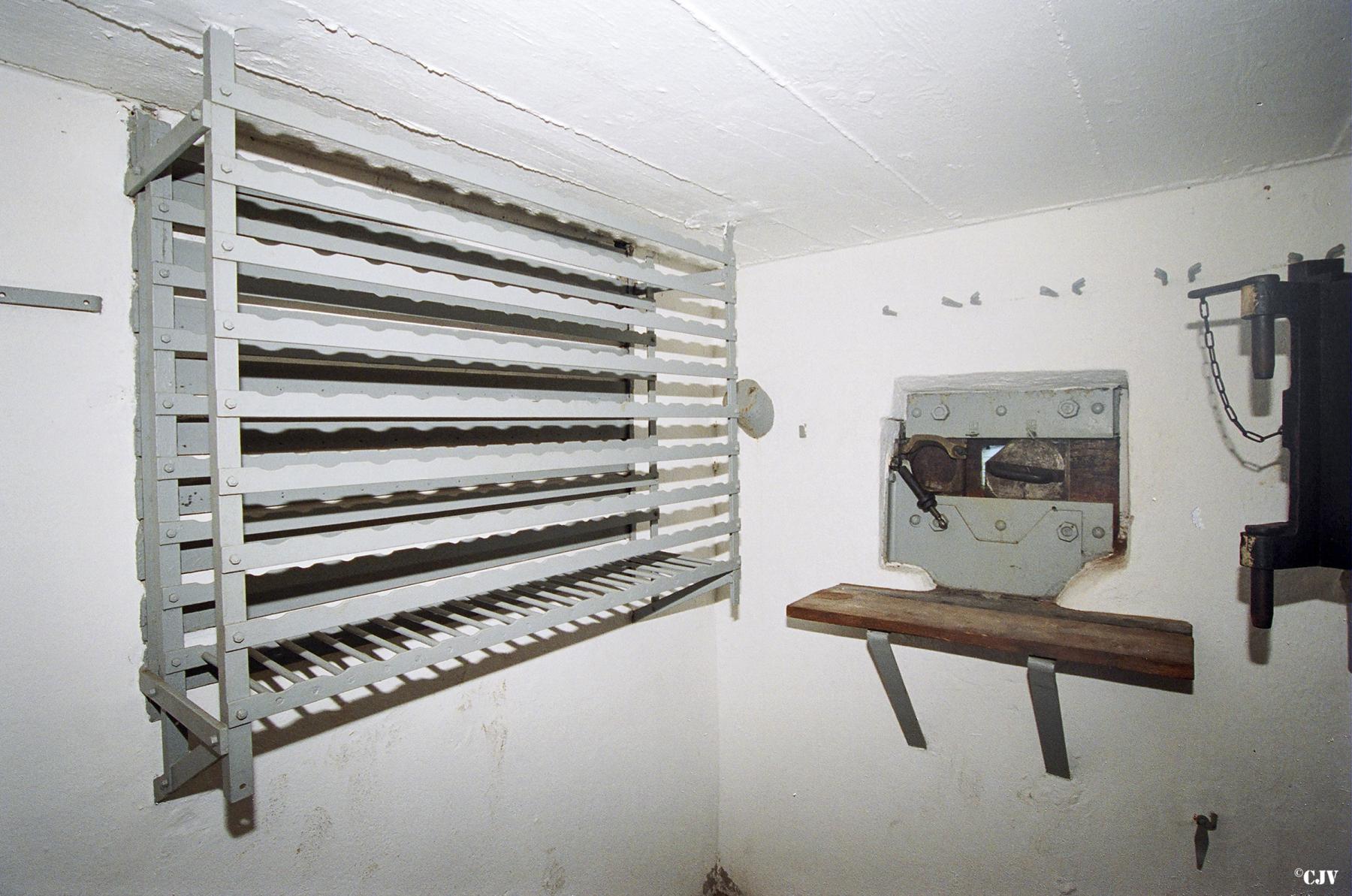 Ligne Maginot - PONT SAINT LOUIS (BARRAGE RAPIDE) - (Blockhaus pour canon) - Le créneau pour FM et casiers pour obus antichar